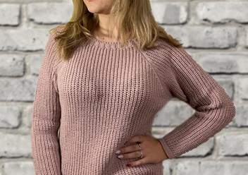 Розовый женский свитер