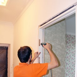 Мастер ДОРСИКО монтирует межкомнатную дверь