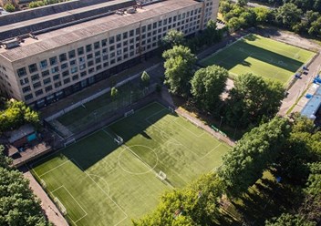 Два футбольных поля с искусственным покрытием размером 100х62 метра и 82х62 метра.