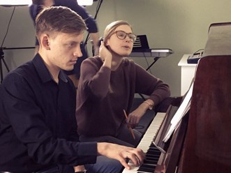 Преподаватель по игре на фортепиано Серафима Муратова с учеником