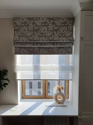 Двойная римские шторы, на одном карнизе тюль римская, с подъемных механизмом и портьерная римская штора