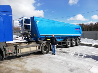 Самосвальный полуприцеп SCHMITZ уезжает к клиенту СГМ-ГРУПП (SGMTRUCKS.RU)