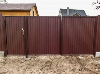 Установка и монтаж распашных ворот из профлиста.