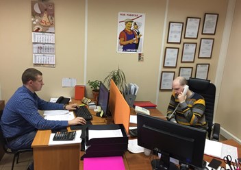 Работа в офисе кипит.