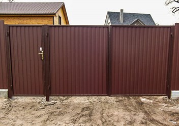 Установка и монтаж распашных ворот из профлиста.