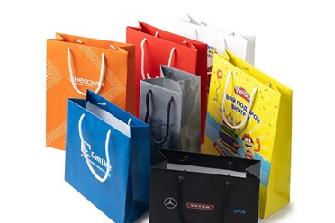 Пакеты бумажные с ламинацией, тиснением и выборочным УФ- лаком стандартные и по размерам заказчика.