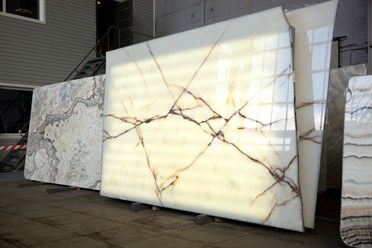 Оникс Бианки  и еще более 500 видов натурального камня ждут Вас на складе MagmaStones.