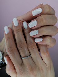 Светлый маникюр