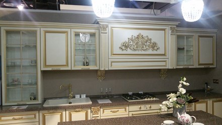 Выставочный образец кухни в классическом стиле. Материал фасадов-МДФ эмаль+патина золото. Продается с большой скидкой!