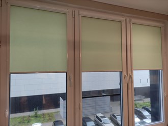 Наши работы: Рулонные шторы BLACKOUT мини кассетные (INTEGRA BOX+) с направляющими. Балкон, солнечная сторона.