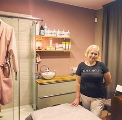 Ирина Лелека -
занимается массажем более 10 лет;
владеет множеством методик; 
прекрасно знает аюрведический процедуры;
делает потрясающий массаж Вишеш