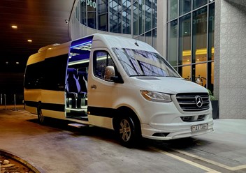 Mercedes-Benz Sprinter на 15 пассажирских мест.
Комфорт и престиж в одном автомобиле. Идеален для деловых поездок и мероприятий, где важен имидж.