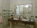 Изготовление и монтаж зеркала и стеклянных полочек с ограничителями в ванной комнате