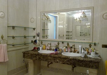 Изготовление и монтаж зеркала и стеклянных полочек с ограничителями в ванной комнате