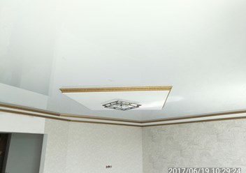 Глянцевый потолок с внутренним вырезом ширина 570 сантиметров