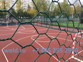 Ограждение универсальной спортивной площадки шестиугольной сеткой с ячейкой 80х100 двойного кручения из оцинкованн.ой проволоки с ПНД покрытием.