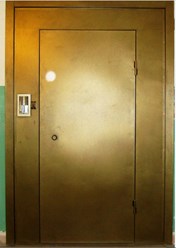 Дверь этажная с домофоном на четыре абонента 
Размеры перегородки 1600 х 2300
Размер дверного проёма 980 х 1950