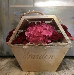 Букеты на заказ , цветы+ваза, поднос+открытка +упаковка подарка ручной работы
+79067340220