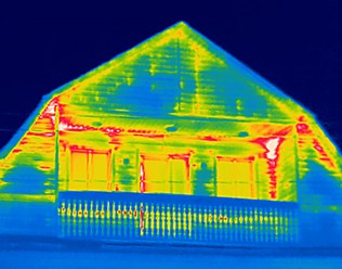 Утечки тепла по фасаду деревянного дома.