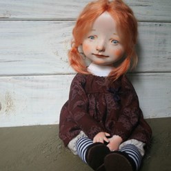 В Бордовом Платье

Коллекционная кукла в Бордовом Платье. Рыжая и Задумчивая.

Кукла интерьерная ручной работы в Бордовом Платье — это прекрасный подарок для девушки или женщины любого возраста.