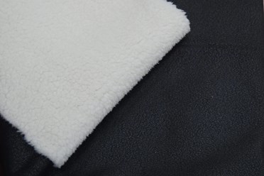 БАРАШЕК НА ЗАМШЕ 
Ширина : 150 см 
Плотность : 420 грамм
Назначение: верхняя одежда, дублёнка, пальто, отделка.