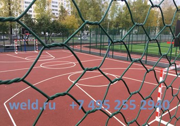 Ограждение универсальной спортивной площадки шестиугольной сеткой с ячейкой 80х100 двойного кручения из оцинкованн.ой проволоки с ПНД покрытием.