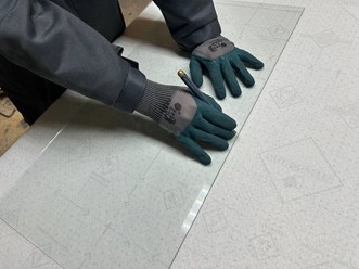 Резка стекла и резка зеркал на заказ в Ростове-на-Дону: точная нарезка стекла по размерам, любые формы, аккуратная обработка кромки, доставка и монтаж под ключ.