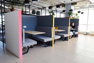 Зона свободной рассадки на 5 этаже коворкинга