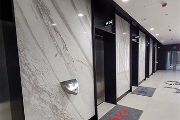 Один из наших проектов - лифтовой холл в башне Федерация в Москва-сити. Выполнен из чёрного мрамора Nera Marquina и белого — Volokas.