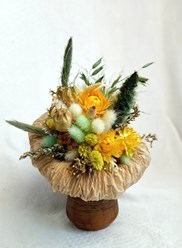 Букет из сухоцветов и стабилизированных цветов в керамической вазе ручной работы.