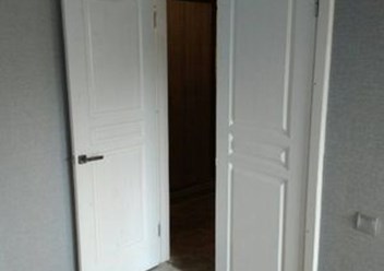 Дверь белая