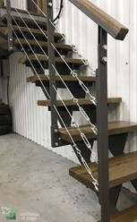 Лестница на металлическом монокосоуре с металлическими ограждениями
