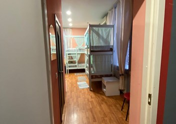 Отличный хостел возле метро Окружная и Петровско разумовская.  Мы сделали новый ремонт, обновили всю мебель и всегда рады новым гостям и интересным знакмоствам.