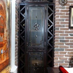 Винный шкаф. Витраж в готическом стиле на стекле бронза