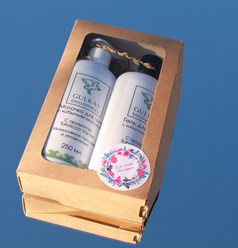 Подарочный набор для ухода за кожей тела: увлажняющее молочко для тела и гель для душа.