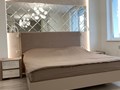 Спальня, выполненная по индивидуальному проекту. Из особенностей можно отметить специально сконструированное основание кровати, которое создаёт &#171;эффект невесомости