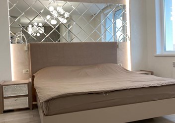 Спальня, выполненная по индивидуальному проекту. Из особенностей можно отметить специально сконструированное основание кровати, которое создаёт &#171;эффект невесомости