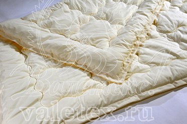 Зимнее одеяло чёсаного бамбукового волокна и светло-желтоватой однотонной ткани тенсель.