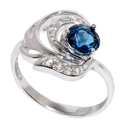 Нежное женское кольцо из серебра 925 пробы с топазом оттенка London Blue. На сайте Crocus-Elite.ru представлен широкий ассортимент серебряных колец со вставками из полудрагоценных камней и Swarovski.