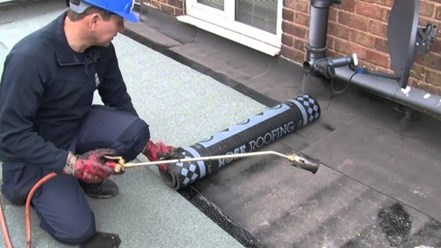 Ремонт крыши гаража в Подольске. Крыша гаража – это одно из самых уязвимых мест при эксплуатации строения.