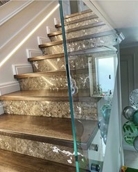 Лестничная  стеклянная перегородка 
Коленное стекло