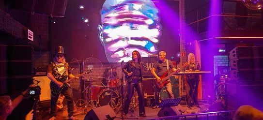 На съемке фильма "Жизнь в стиле Рок"