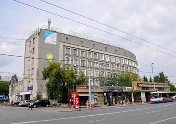 торец здания слева от остановки