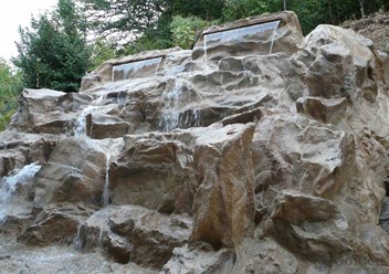 Каскадный искусственный водопад в г. Сочи.
Выполнен из полимерного материала.