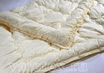 Зимнее одеяло чёсаного бамбукового волокна и светло-желтоватой однотонной ткани тенсель.