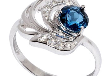 Нежное женское кольцо из серебра 925 пробы с топазом оттенка London Blue. На сайте Crocus-Elite.ru представлен широкий ассортимент серебряных колец со вставками из полудрагоценных камней и Swarovski.