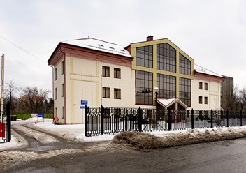 Здание хостела с парковкой