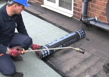 Ремонт крыши гаража в Подольске. Крыша гаража – это одно из самых уязвимых мест при эксплуатации строения.