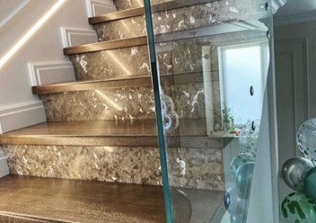 Лестничная  стеклянная перегородка 
Коленное стекло