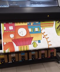 Печать на обоях. Чернила для такой широкоформатной печати используются без запаха и абсолютно безопасны.